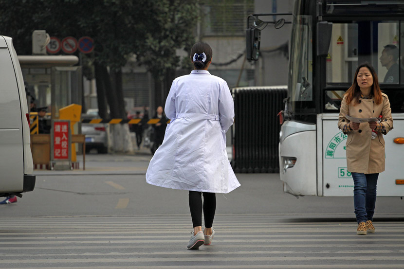 A medical student makes her way to school in Xiangyang, Hubei province, March 24, 2016. Li Fuhua/VCG