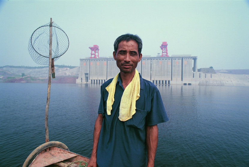 Sun Guiyou poses for a photo in front of the Xiaolangdi Reservoir in Henan province, 2003. Courtesy of Ma Hongjie