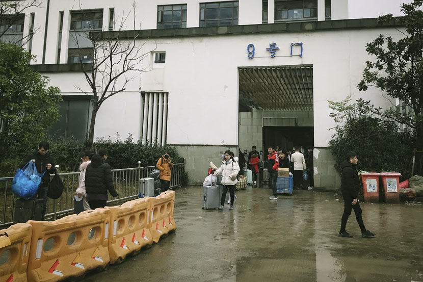 Protek’s employees leave the company’s dormitory for their Spring Festival holidays in Shanghai, Jan. 11, 2019. Fan Liya/Sixth Tone