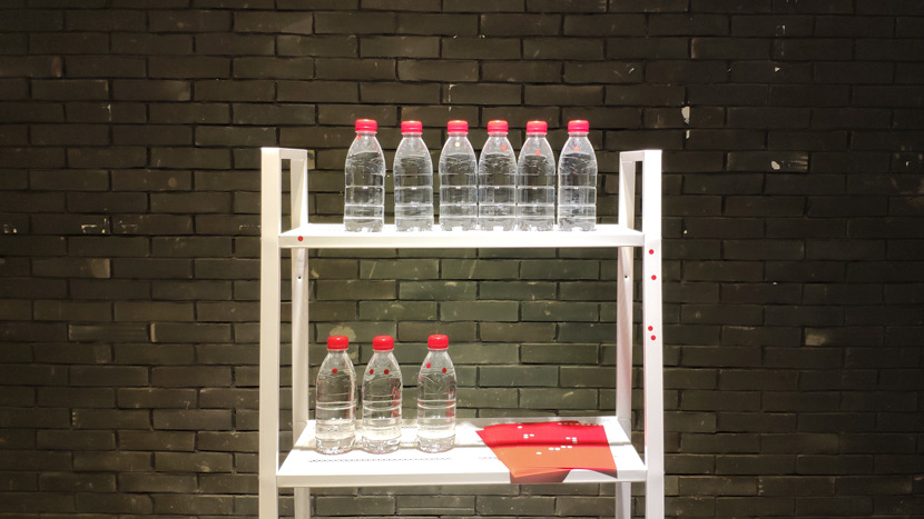 Visitors at Wu Kangyang’s exhibit are encouraged to put a red sticker on a water bottle if they prefer being straight in Chengdu, Sichuan province, Oct. 24, 2018. Fan Yiying/Sixth Tone
