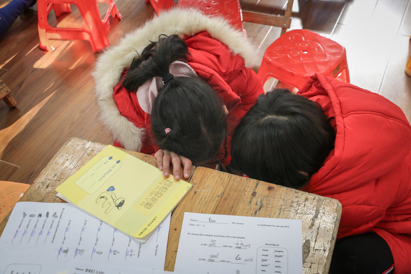 Two students chat during a class break in Shanghai, Dec. 23, 2018. Cai Yiwen/Sixth Tone