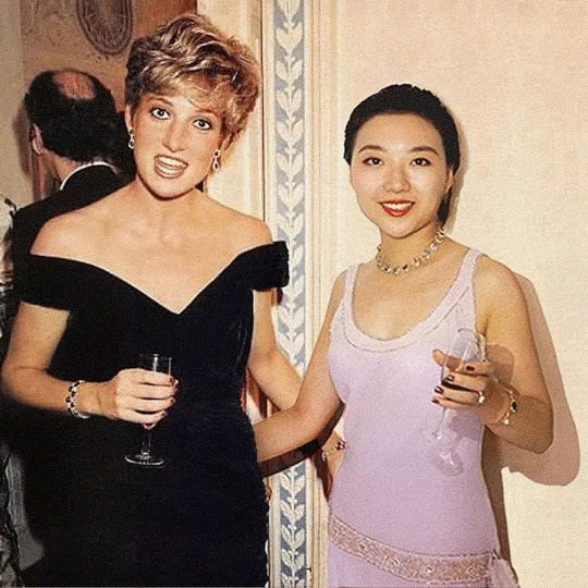 A GIF shows both versions of “Diana Spencer & Celine Liu,” 2014. Courtesy of Liu Silin