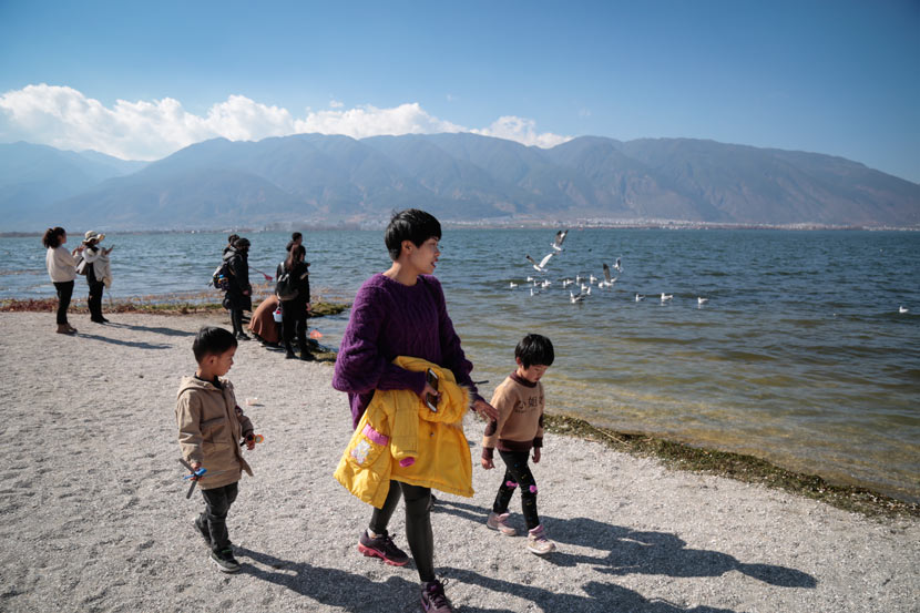 Tourists visit Erhai Lake, Yunnan province, Jan. 19, 2019. Li You/Sixth Tone