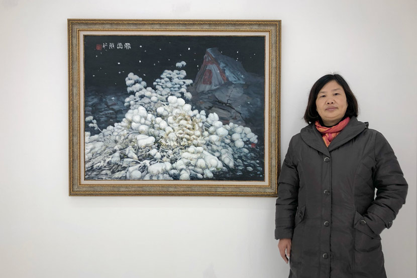 Jia Lingmin poses with her painting in Shanghai, Jan. 3, 2019. From Weibo user @郭_跃华