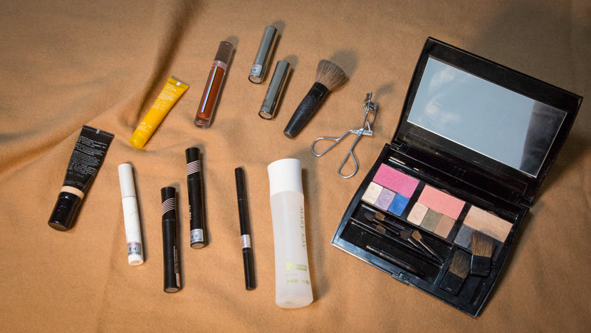 Xiao Jia’s makeup kit at her home in Beijing, Dec. 27, 2018. Lu Yunwen/Sixth Tone