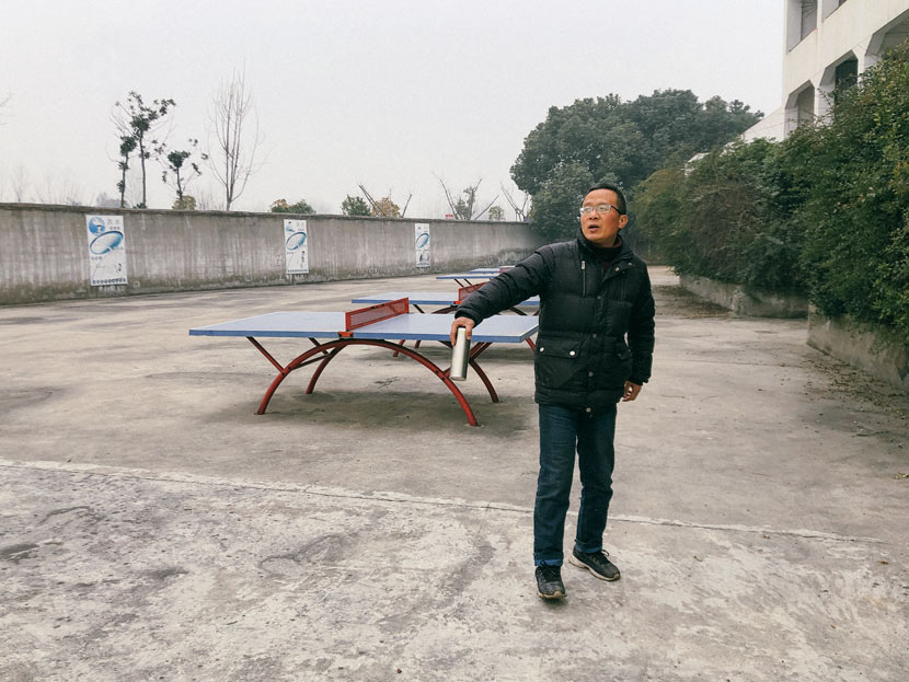 Math teacher Ding Qinghua at Yuxikou Primary School’s playground in Wuhu City, Anhui province, Jan. 20, 2019. Fu Danni/Sixth Tone