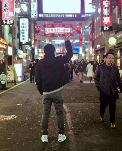 Zhou Liang poses for a picture after regaining legal status, at Kabukicho, Tokyo, January 2018. Courtesy of Zhou Liang