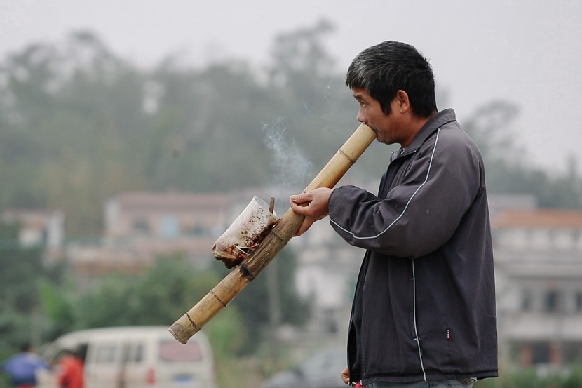 A villager stops for a postprandial smoke in Cangdong Village, Guangdong province, Jan. 5, 2019. Wu Huiyuan/Sixth Tone