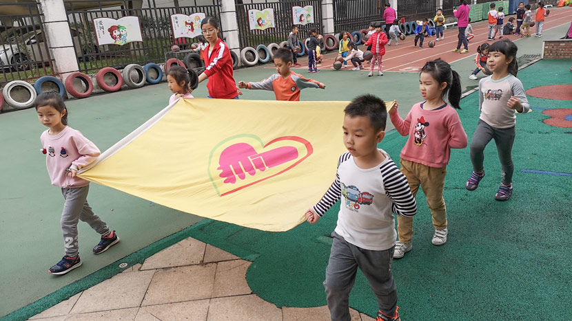 Yulan kindergarten students rehearse for an event to mark World Autism Awareness Day in Dongguan, Guangdong province, March 25, 2019. Ni Dandan/Sixth Tone