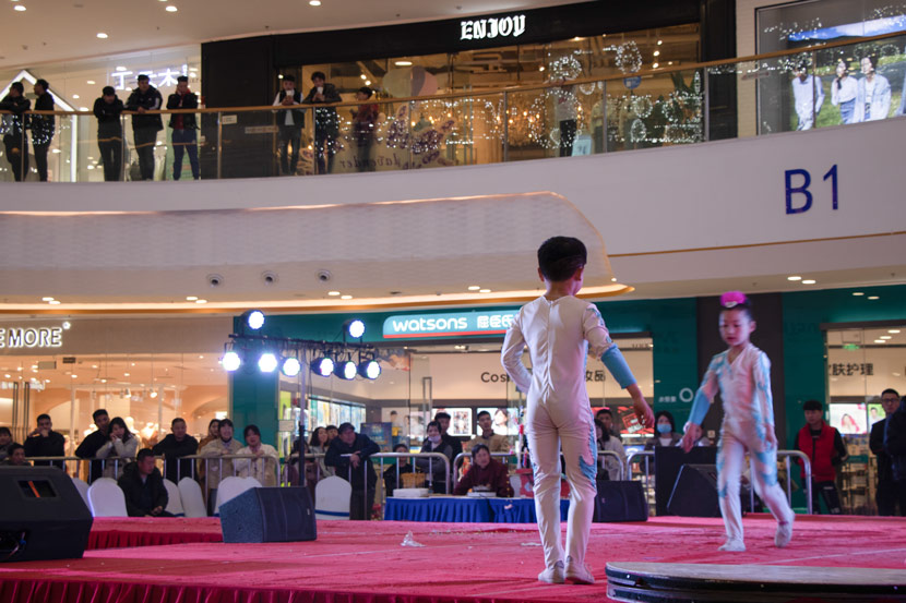 Zhengyang and Mengyu perform in a shopping mall in Bozhou, Anhui province, March 24, 2019. Kenrick Davis/Sixth Tone