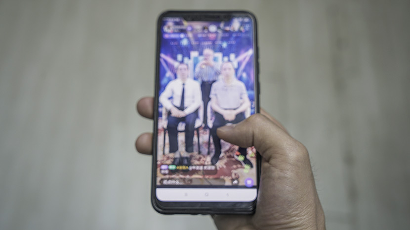 A man uses Blued app’s livestreaming service in Shanghai, May 6, 2019. Shi Yangkun/Sixth Tone