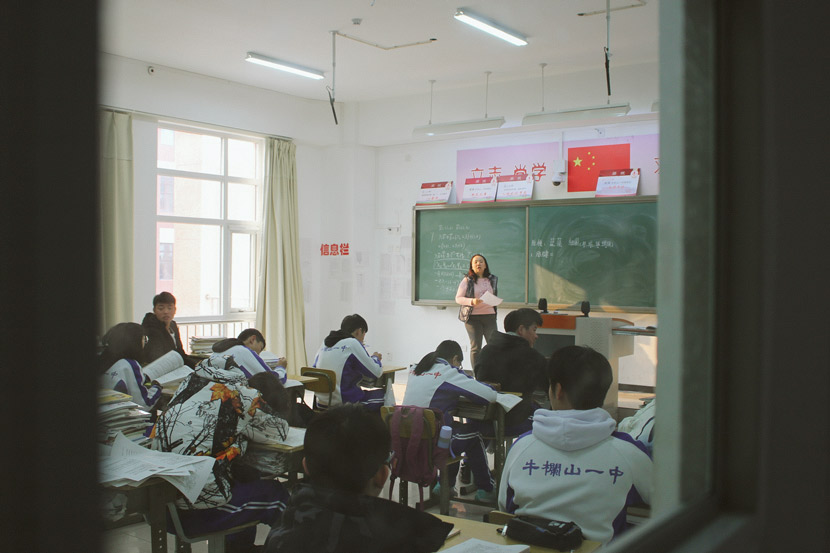 Students at Niulanshan First Secondary School in biology class in Beijing, Jan. 3, 2019. Xue Yujie/Sixth Tone