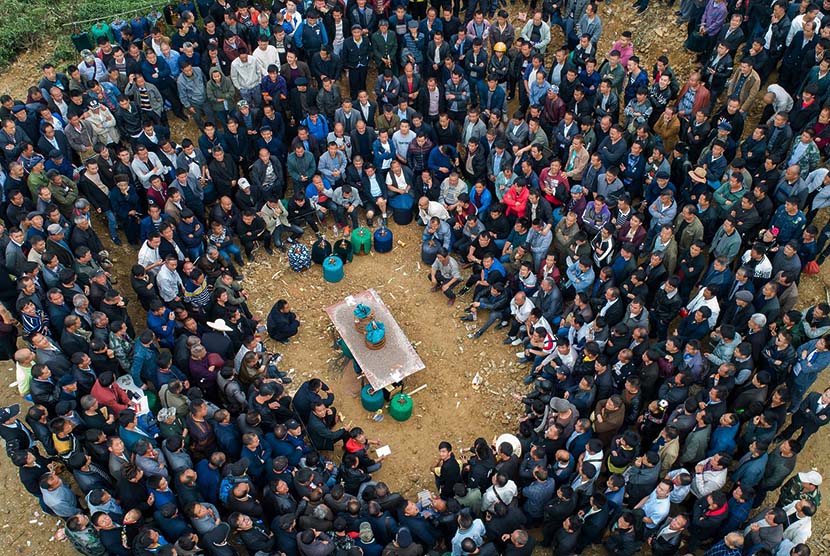 A crowd watches birds fight in a village in Leishan County, Yunnan province, May 9, 2019. Chen Peiliang/VCG