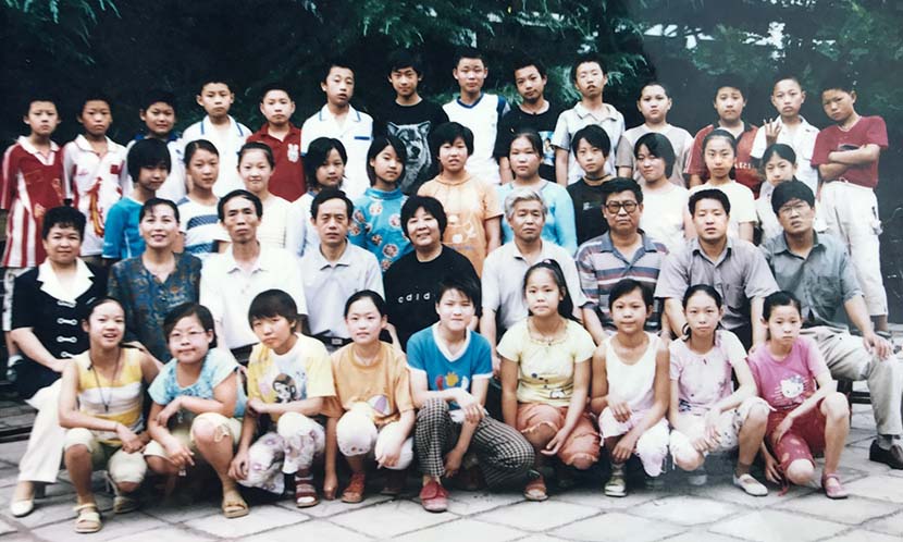 A 12-year-old Zhang Weili (first row, center) poses for a group photo with her primary school class. Courtesy of Zhang Weili