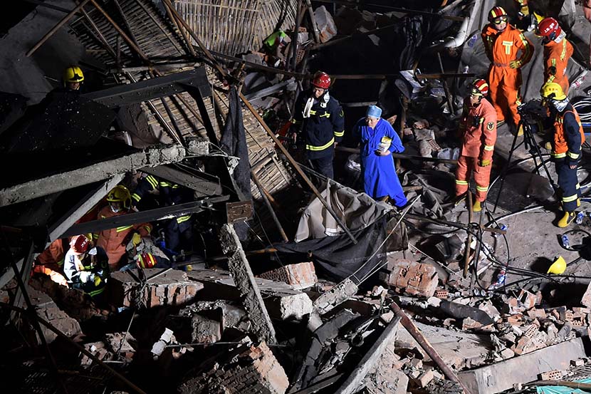 Members of a rescue team work at the site of a building collapse in Shanghai, May 16, 2019. Ten people were killed when the roof of a Shanghai commercial building caved in on May 16. Hector Retamal/AFP/VCG