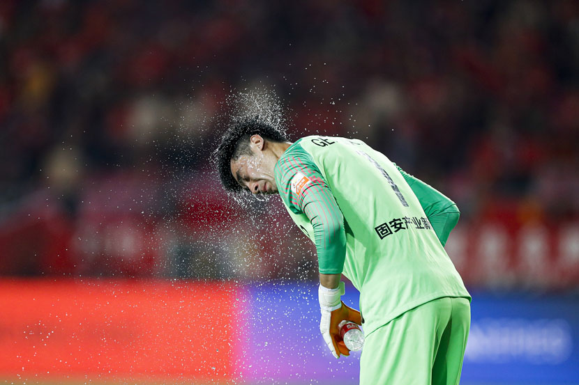 A player cools off during a Chinese Super League match between Hebei China Fortune F.C. and Jiangsu Suning F.C. in Langfang, Hebei province, May 25, 2019. Fred Lee/ VCG