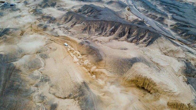 A driver careens along a dried-out riverbed during the 2019 Taklimakan Rally, in Xinjiang Uyghur Autonomous Region, May 20, 2019. Jiang Wenyao/Xinhua
