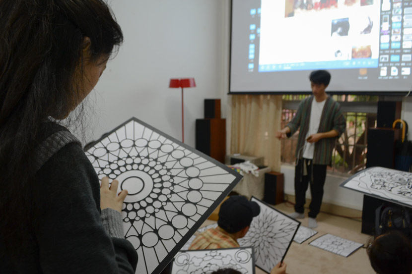 Volunteers attend a workshop organized by Wu Chao to prepare for a drawing activity with DOC patients in Guangzhou, Guangdong province, April 13, 2019. Fan Liya/Sixth Tone