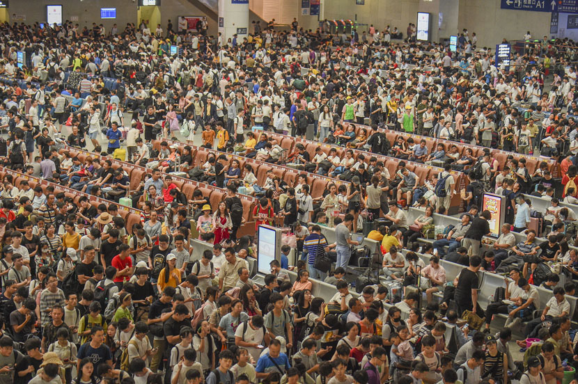Passengers wait for their trains before the three-day Dragon Boat Festival holiday at a railway station in Nanchang, Jiangxi province, June 6, 2019. Bao Gansheng/VCG