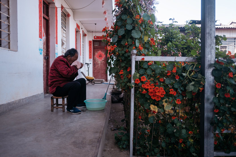Luo Bingkang washes his face in Luoxianguan Village, Yunnan province, March 25, 2019. Wu Huiyuan/Sixth Tone