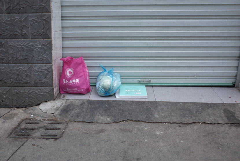 Bags of trash left outside a closed garbage room in Shanghai, June 14, 2019. Ding Yining/Sixth Tone