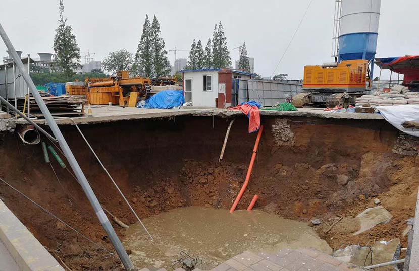 A 10-meter-wide sinkhole that caused a building to collapse at the construction site of the Line 1 metro in Qingdao, Shandong province, June 30, 2019. @科学刚 on Weibo