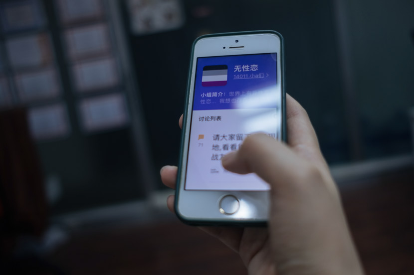 A woman looks at a group for asexual people on the app Douban in Shanghai, July 2019. Wu Huiyuan/Sixth Tone