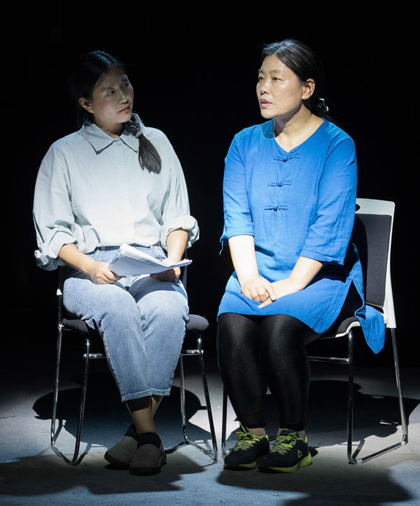 Qi Lixia (right) during the play in Beijing, May 11, 2019. Wu Huiyuan/Sixth Tone