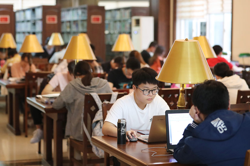 Students in a university library in Chongqing, May 15, 2019. Sui Kaifang/VCG