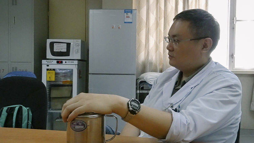 Yin Jian, a neurologist at Beijing Hospital, consults with his patient Yang Maomao in Beijing, July 9, 2019. Liu Jingwen for Sixth Tone