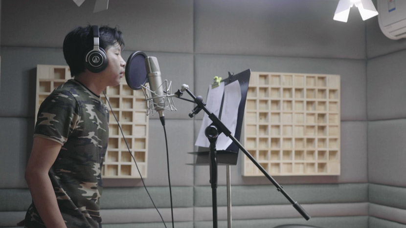 Song Mengjun’s colleague raps into a mic for a new song in Beijing, May 2019. Tang Xiaolan/Sixth Tone