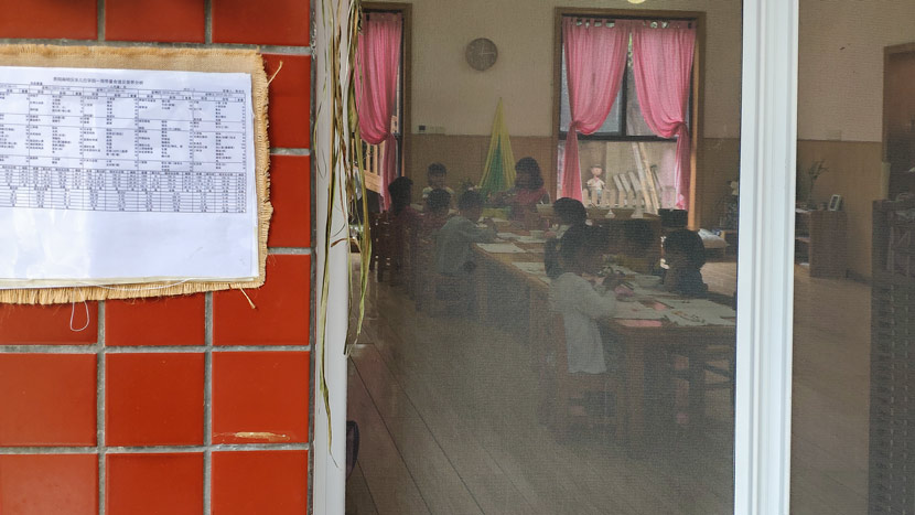 Children draw in a classroom at Xiyanghong, Guiyang, Guizhou province, June 17, 2019. Fan Yiying/Sixth Tone
