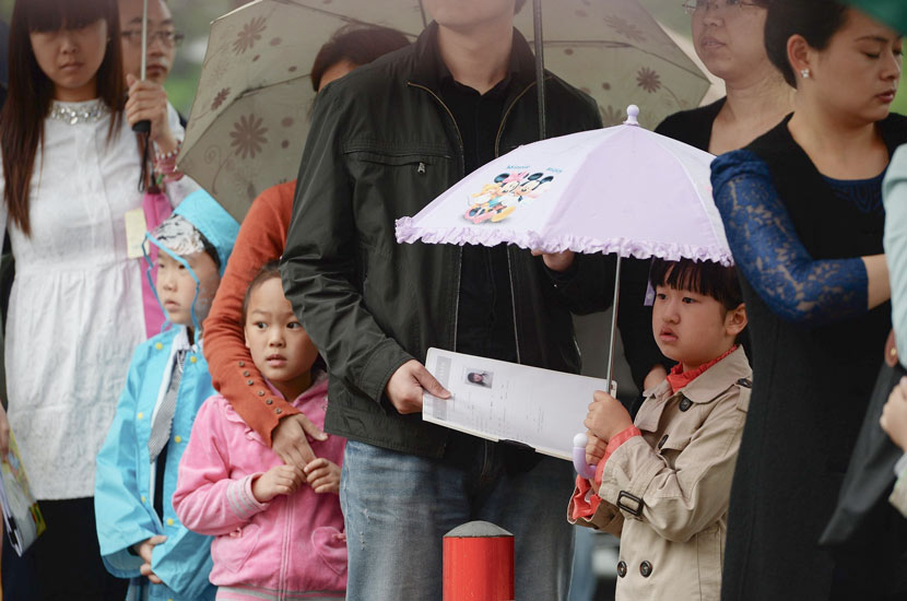 Children and their parents wait for face-to-face interviews for a private school’s enrollment in Shanghai, May 10, 2014. IC