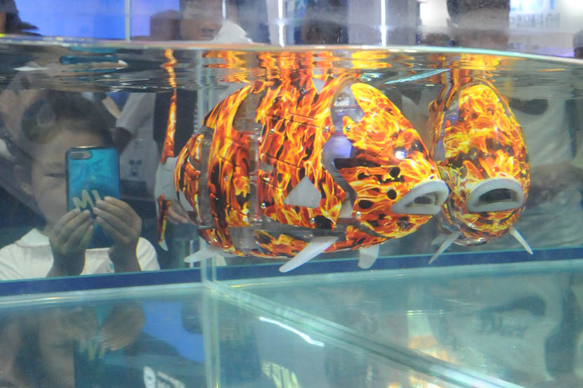 A biomimetic fish “swims” in a tank at the World Robot Conference 2019 at Beijing Etrong International Exhibition and Convention Center, Aug. 21, 2019. VCG