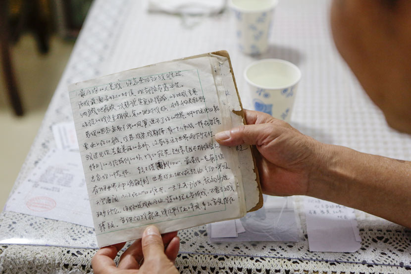 Wang Cheren, 70, holds a love letter he wrote to his partner, Suzhou, Jiangsu province, May 31, 2017. Zhong Changqian/Sixth Tone