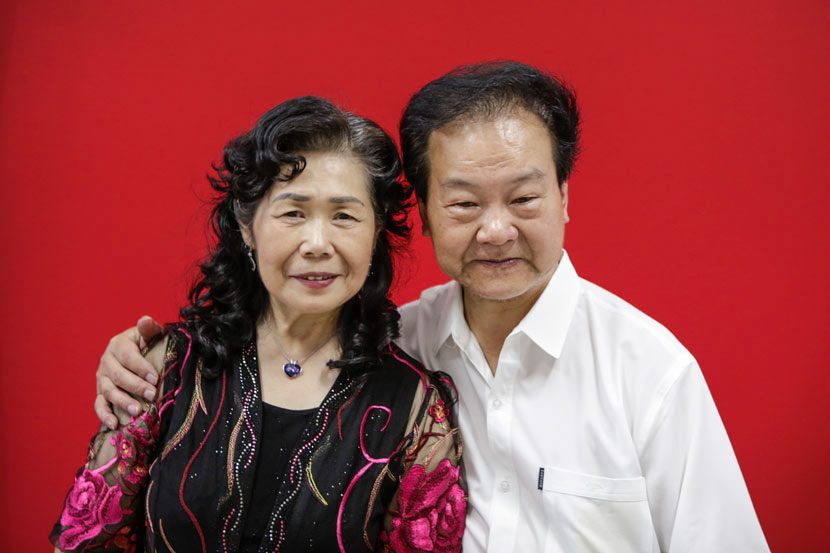 Dong Miaoxiang (right), 72, and Liang Jin’e, 67, pose for a wedding photo at the civil affairs bureau in Suzhou, Jiangsu province, June 1, 2017. Zhong Changqian/Sixth Tone