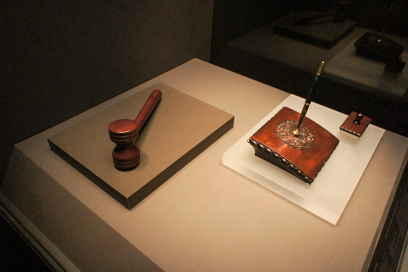 Wooden gavel and pen used in the accession of China to the WTO in 2001 at the ‘A History of the World in 100 Objects’ exhibition at the National Museum of China, Beijing, March 1, 2017. Zhang Jusheng/VCG