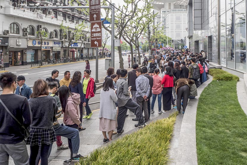 Young people wait in nearly 100-meter-long lines to buy milk tea at a Heytea branch in Shanghai, April 21, 2017. Wang Gang/IC