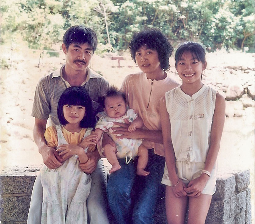 A family photo from 1987 shows Chan Hak-chi posing with his wife and children at Ocean Park in Hong Kong. Courtesy of Chan Hak-chi