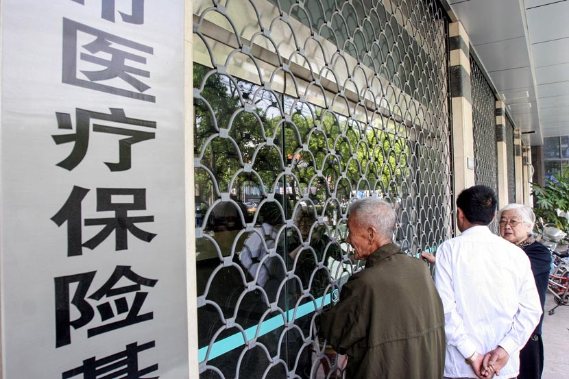 Retirees wait outside a local medical insurance office in Beijing, May 31, 2008. Xu Congjun/VCG