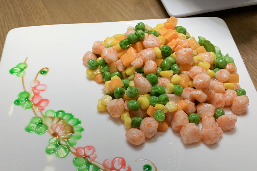 The plant-based shrimp dish made by Whole Perfect’s vegan shrimp product, at Buddhist vegan restaurant Amrita in Shanghai, June 20, 2019. Xue Yujie/Sixth Tone