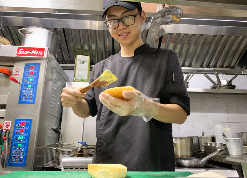 Planet Green’s head chef Xie Haihui makes a burger using American plant-based meat company Impossible Foods’ ground beef, which the restaurant brought over from Hong Kong, in Shenzhen, Guangdong province, July 6, 2019. Xue Yujie/Sixth Tone