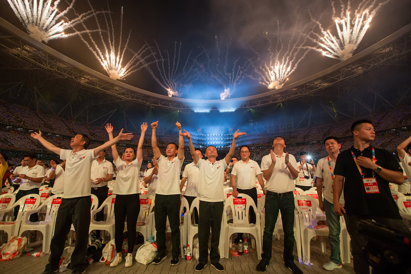 Jack Ma (center) raises his hands during Alibaba’s 20th anniversary celebration in Hangzhou, Zhejiang province, Sept. 10, 2019. Chen Zhongqiu/VCG