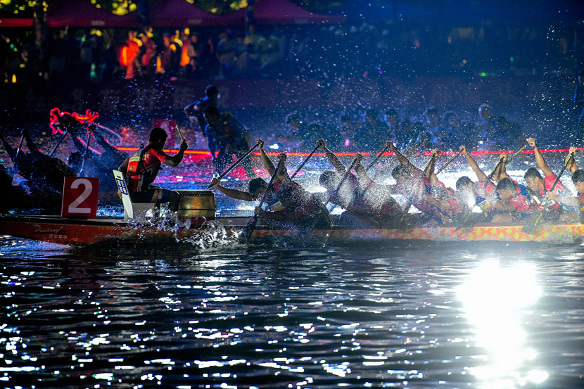 Competitors take part in a dragon boat race on the Hai River to celebrate the Mid-Autumn Festival in Tianjian, Sept. 13, 2019. Tong Yu/VCG