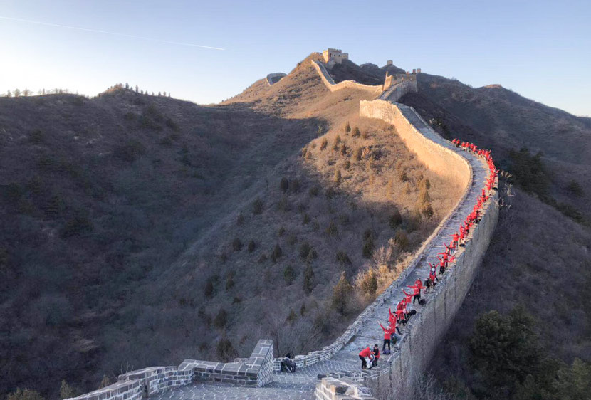 An undated photo shows 54traveler’s employees on an outing at the Great Wall in Beijing. Courtesy of Fu Wenxian