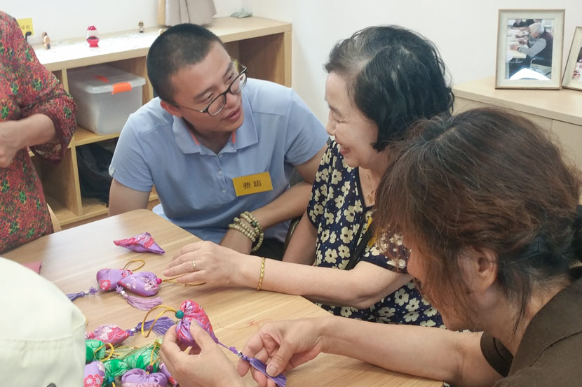 Fei Chao, director general of Jinmei Care, speaks with patients at an event organized by the nonprofit in Shanghai, May 30, 2019. Courtesy of Fei Chao