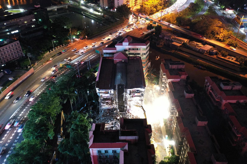 An aerial view of demolition work on a tilted building in Luohu District in Shenzhen, Guangdong province, Aug. 29, 2019. No casualties have been reported after a six-story residential building partially collapsed. Chen Wen/CNS/VCG