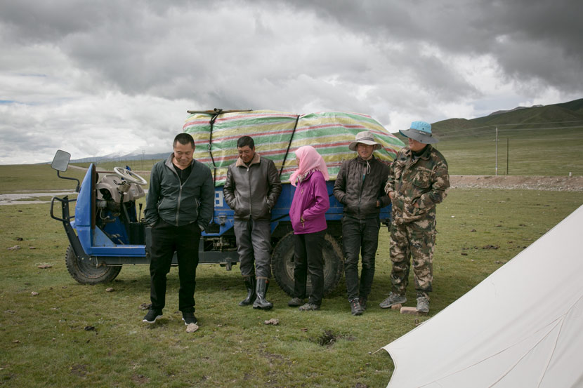 Herders pose for a photo with their belongings on their way to new pastures in Qilian County, Qinghai province, July 8, 2019. Shi Yangkun/Sixth Tone