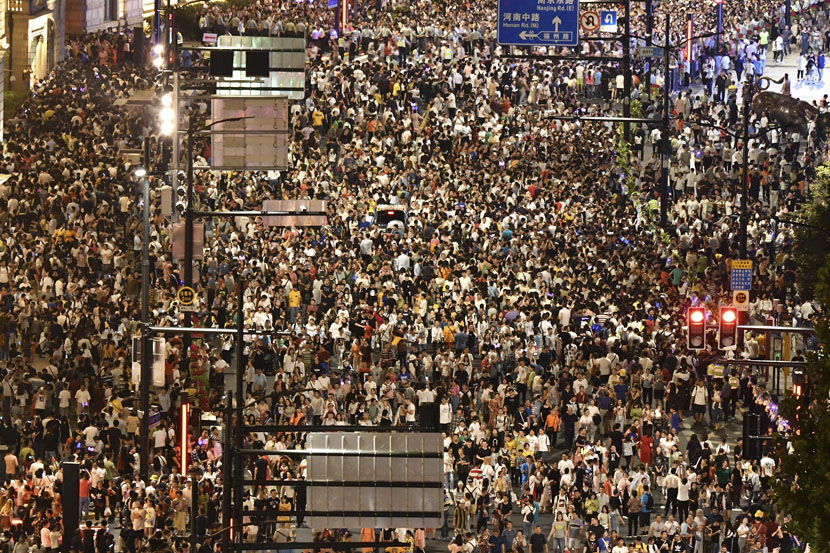 Tourists crowd the Bund in Shanghai, Oct. 3, 2019. Zheng Xianzhang/VCG