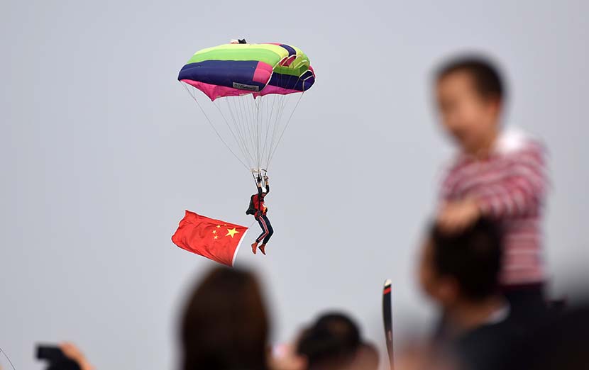 Sky divers put on a show during the 2019 Yaocheng (Taiyuan) International General Aviation Show at Yaocheng Airport in Taiyuan, Shanxi province, Oct. 11, 2019. Li Zhaoming/VCG